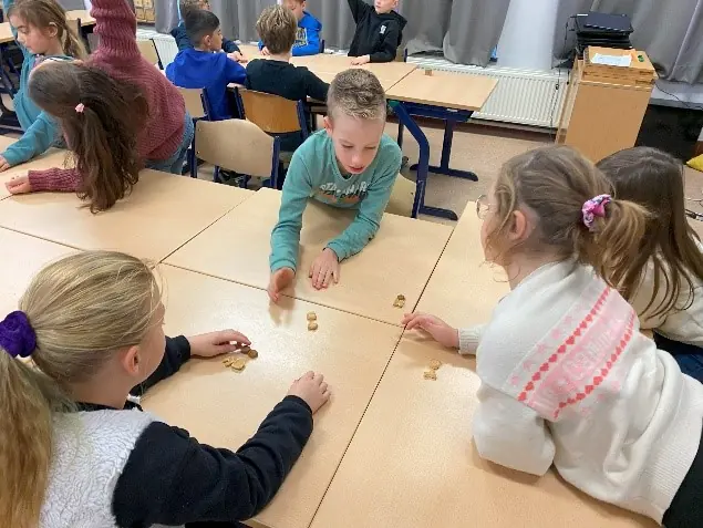 Leerlingen rekenen met concreet materiaal