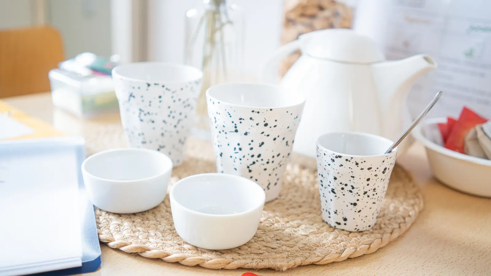 Kopjes thee klaar voor het kopje-thee-gesprek