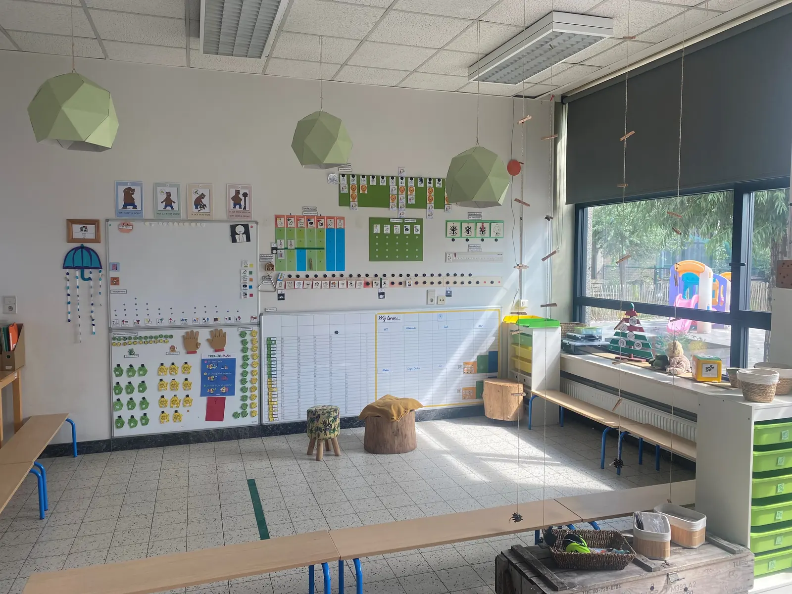 Kinderen in de kring met de planningsborden