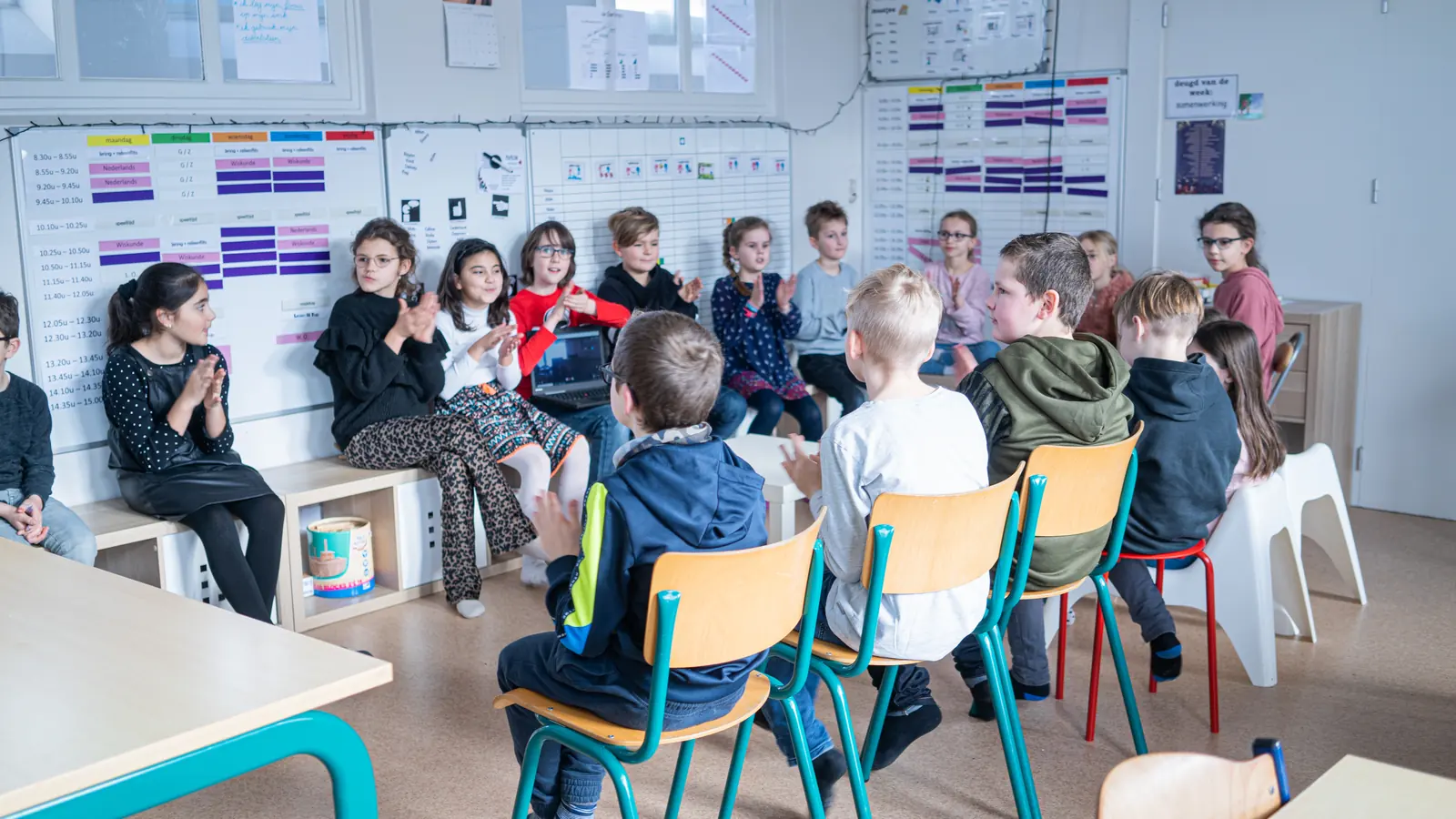 Leerlingen van de lagere school in de kring