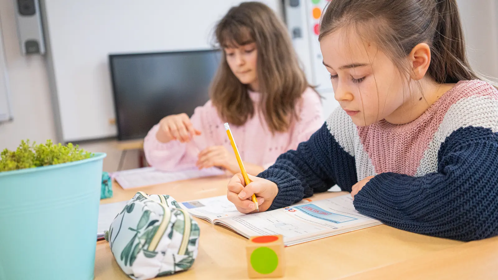 Twee leerlingen werken samen aan een opdracht