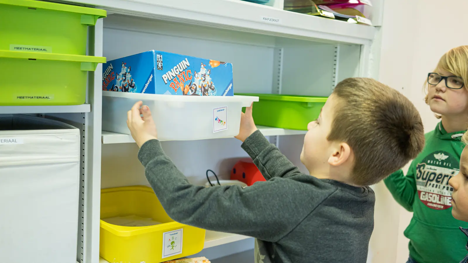 Leerling neemt materiaal uit de werkbakjes